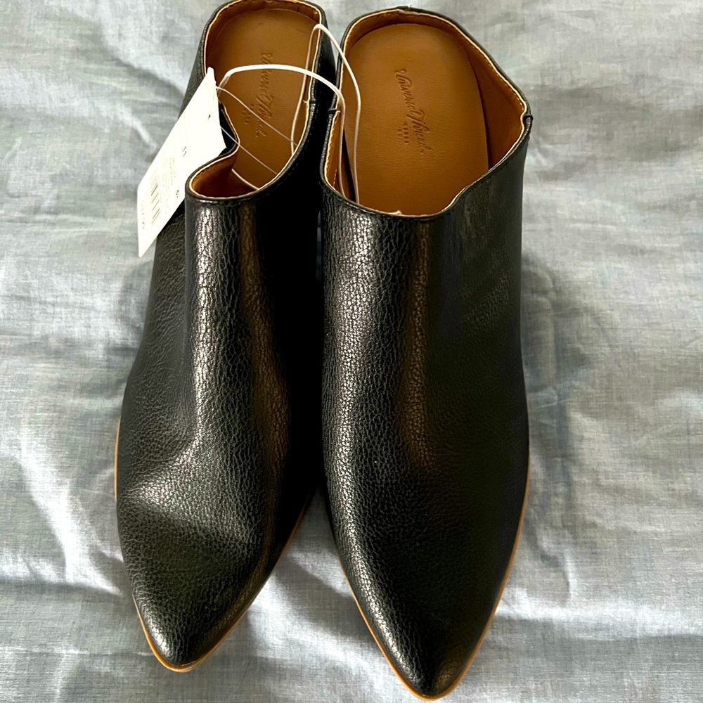 Universal thread new black booties